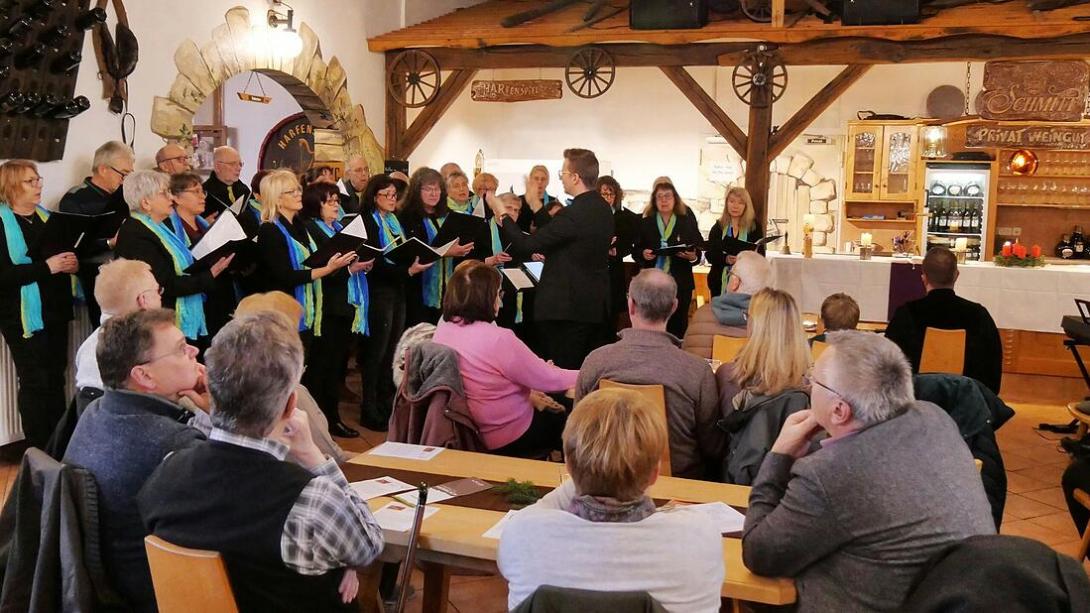von Irene Konrad Vor der Weintheke als Altar wurden die Fürbitten von Chormitgliedern, der Hausherrin und dem Leiterteam gebetet. Von rechts: Pfarrer Ivar Brückner, Prädikantin Sabine Triebel und Weingutinhaberin Anja Schmitt-Kraiß.